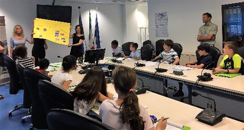 Gli alunni nella sala del Consiglio delle autonomie locali